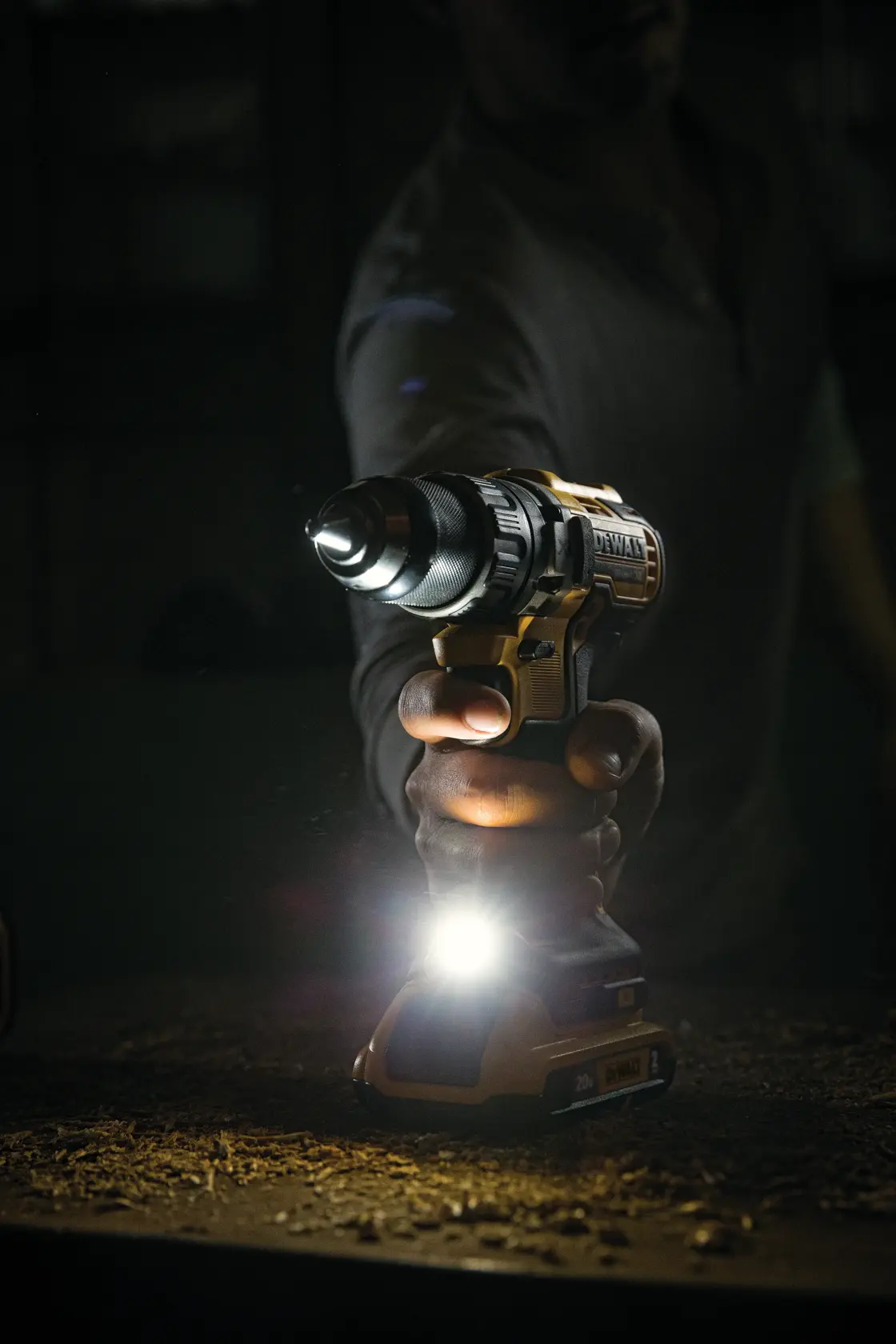 DEWALT® Combo de Taladro Percutor/Atornillador de 1/2" (13mm) y Esmeriladora Angular de 4-1/2" (115mm) Inalámbricos sin Carbones de 20V MAX*, (2) Baterías de 5.0Ah, Cargador y Caja TSTAK®