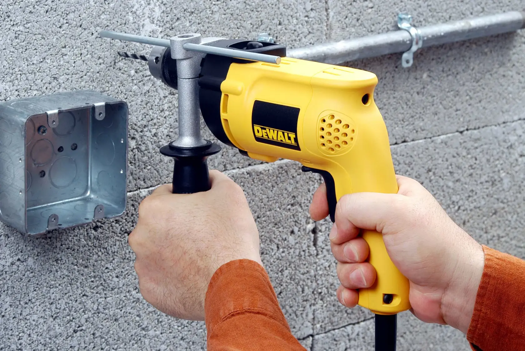 DEWALT® Taladro Percutor de 1/2" (13mm) con Cable de 700W y Velocidad Variable Reversible