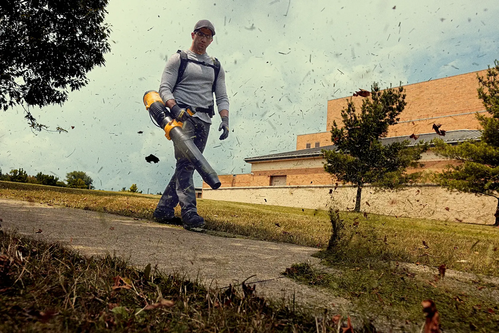 DCBL570B Blowing grass clippings