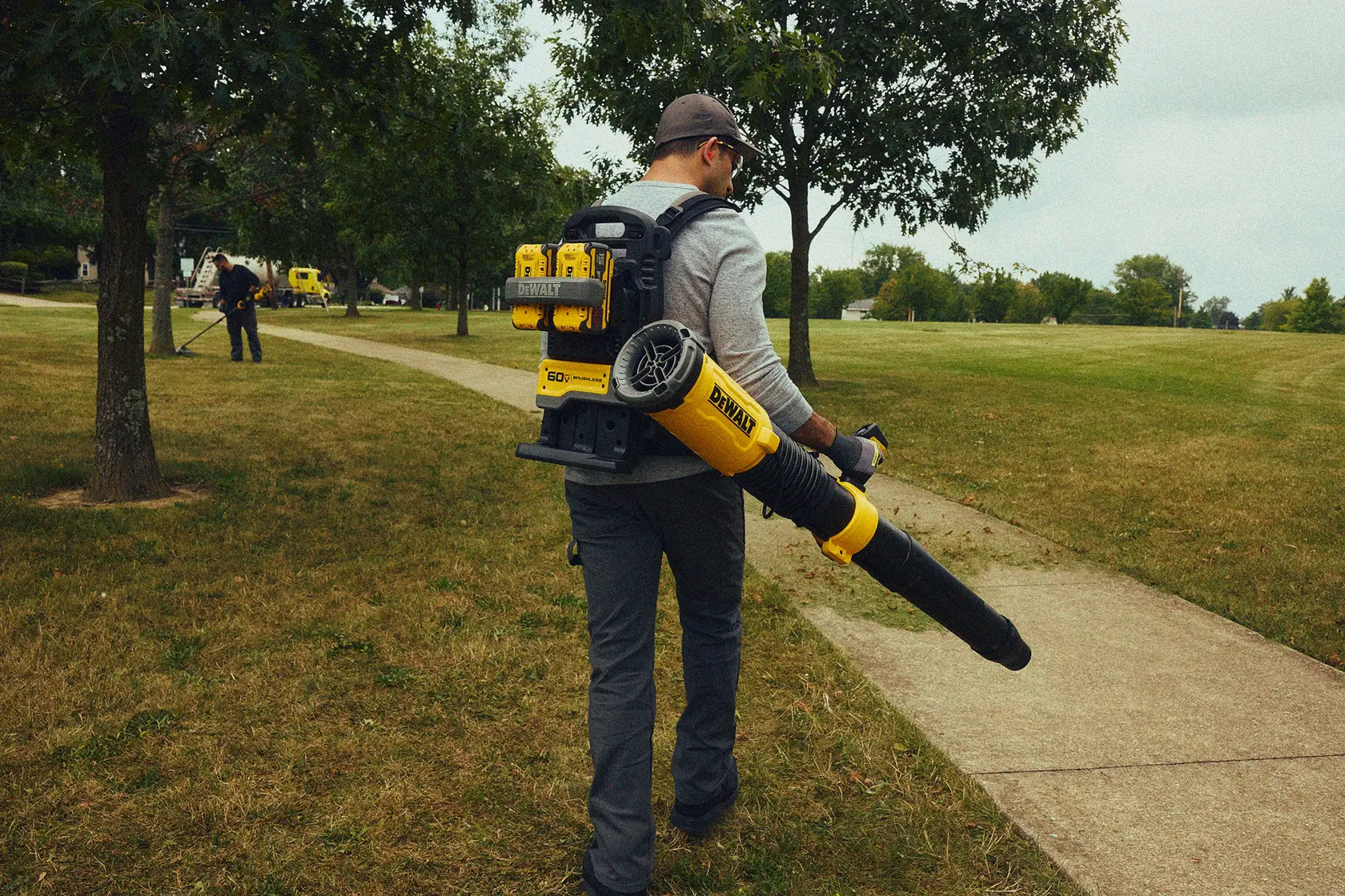 DCBL570Z2 Blowing grass clippings