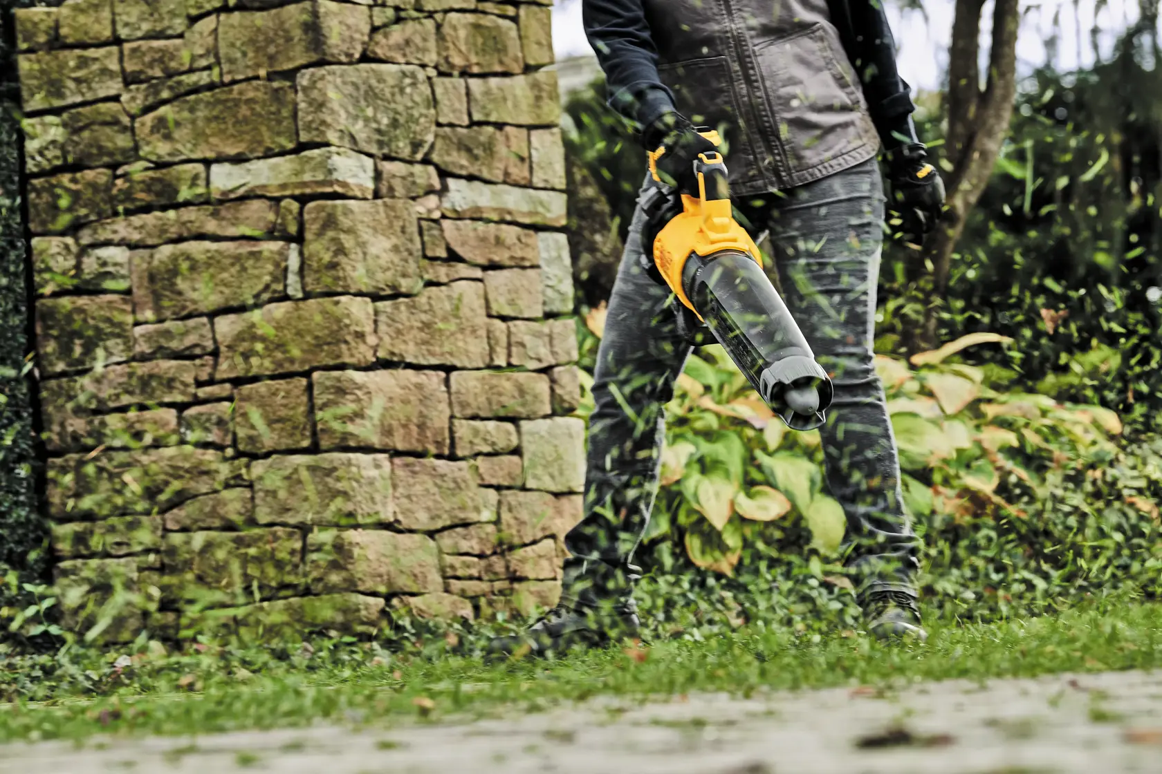 DEWALT® 20V MAX* XR® Brushless Cordless Handheld Blower Kit