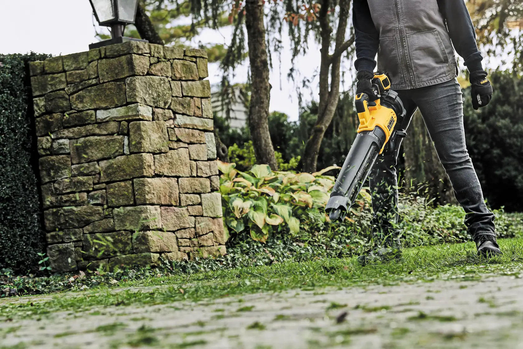 DEWALT® 20V MAX* XR® Brushless Cordless Handheld Blower Kit