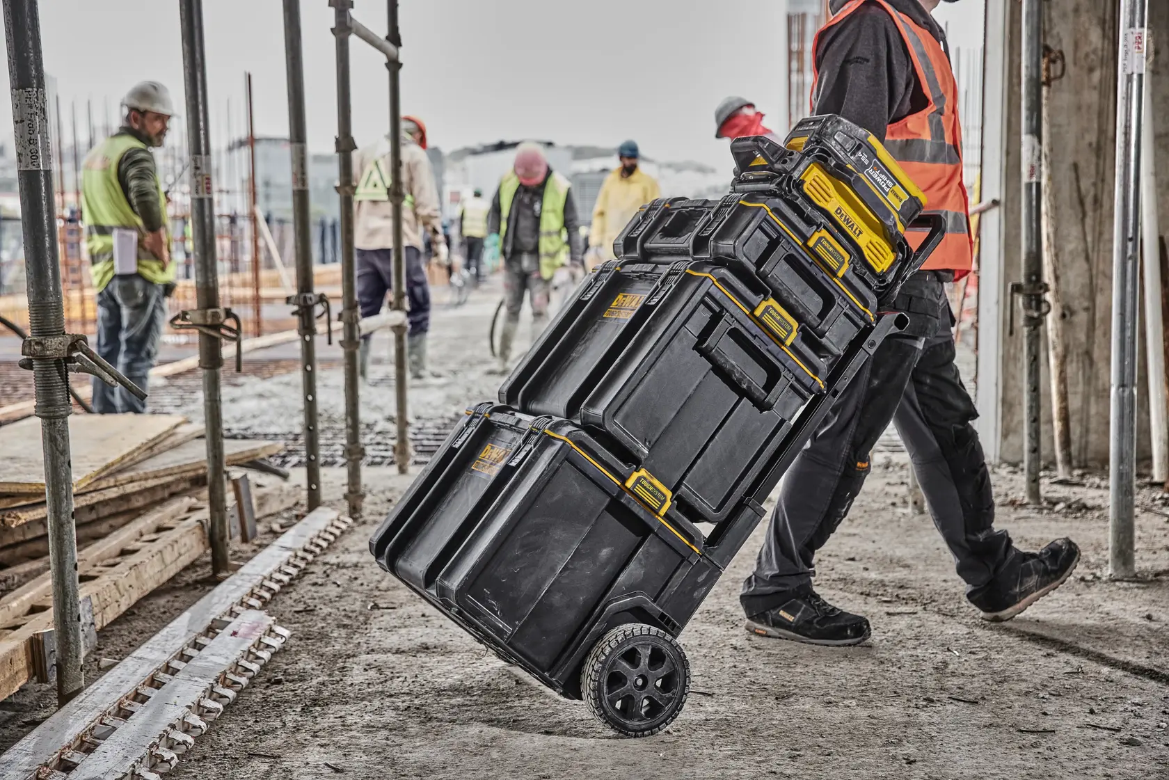Man pulling Toughsystem 2.0™ with charger/battery