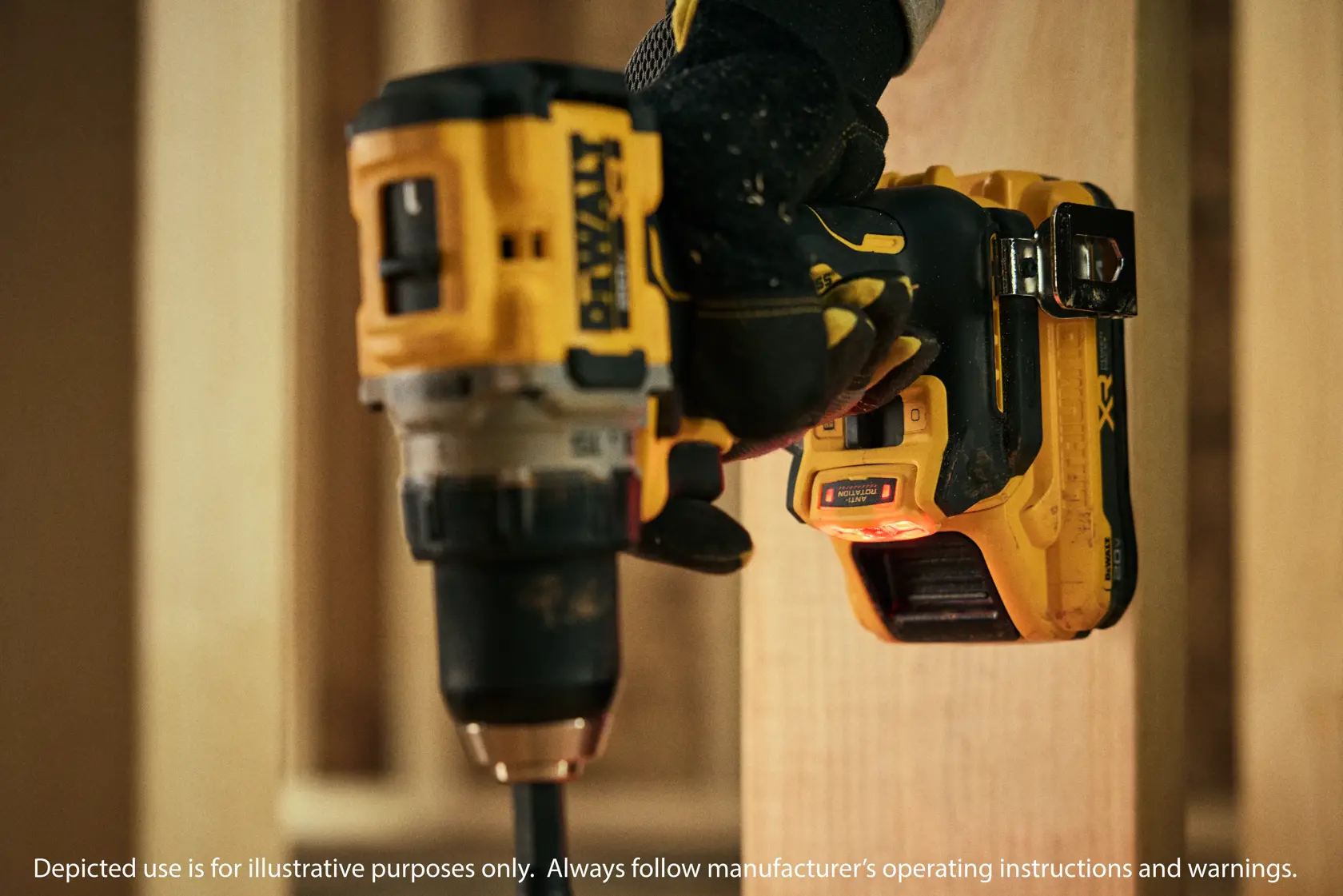 Talent using a 1/2“ Drill/Driver Kit on wooden material