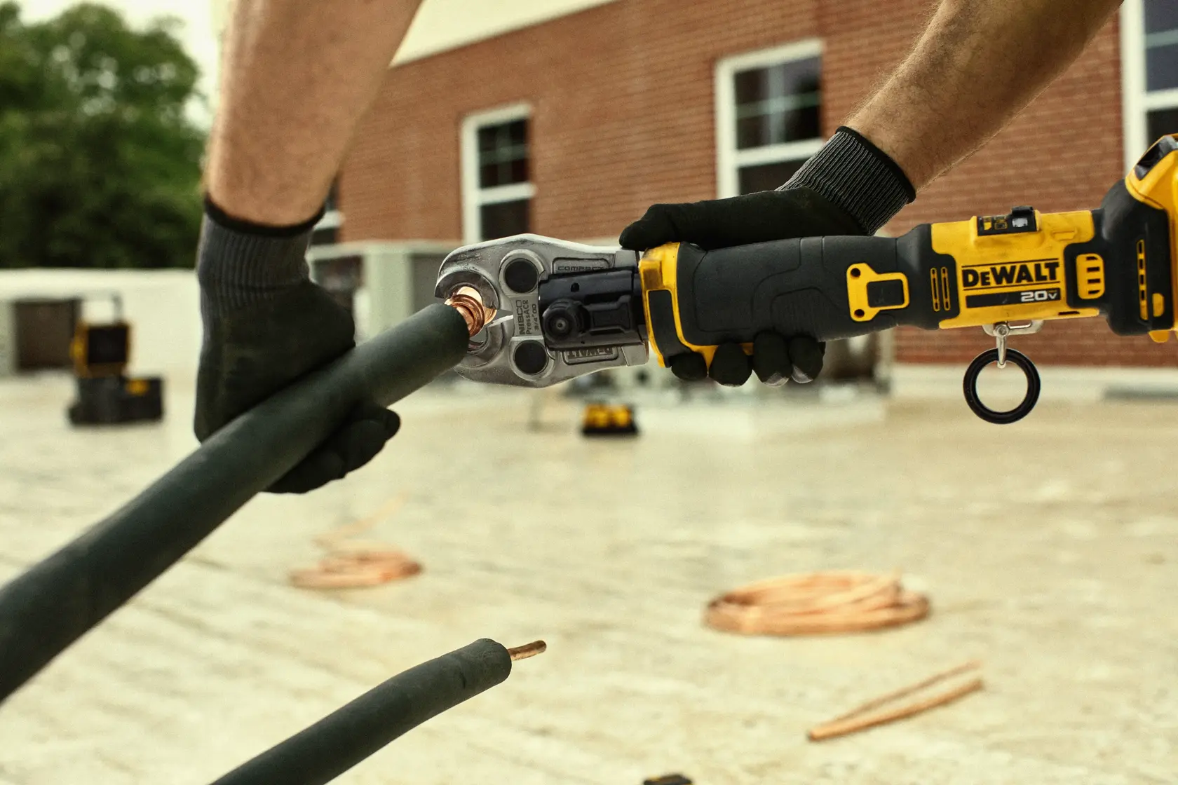 DEWALT Compact Press Tool with 3/4“ ACR Jaw pressing soft copper from HVAC system. 