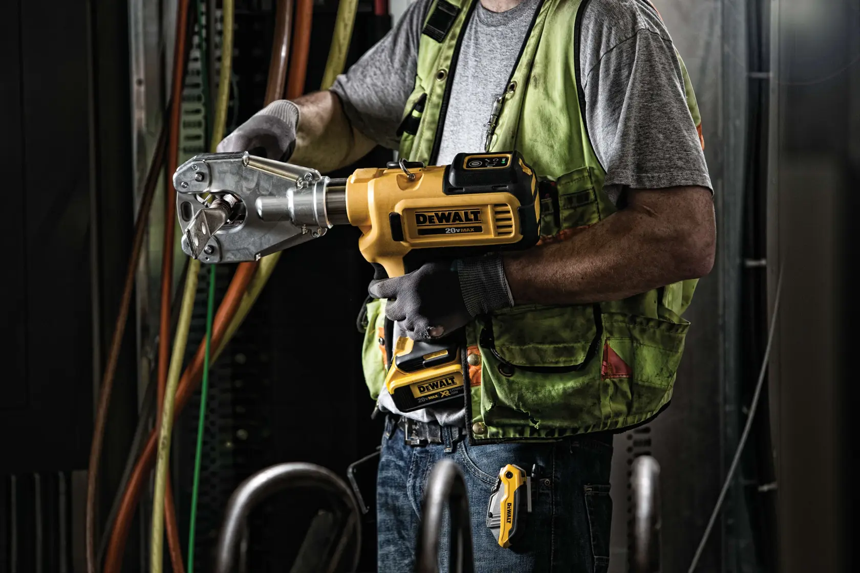 DEWALT® 20V MAX* Cordless Dieless Cable Crimping Tool with (4) 5.0 Ah Batteries and Charger