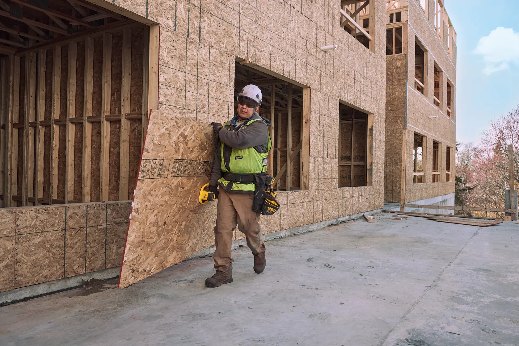 User installing glass panel with DEWALT® 20V MAX* Grabo Lifter