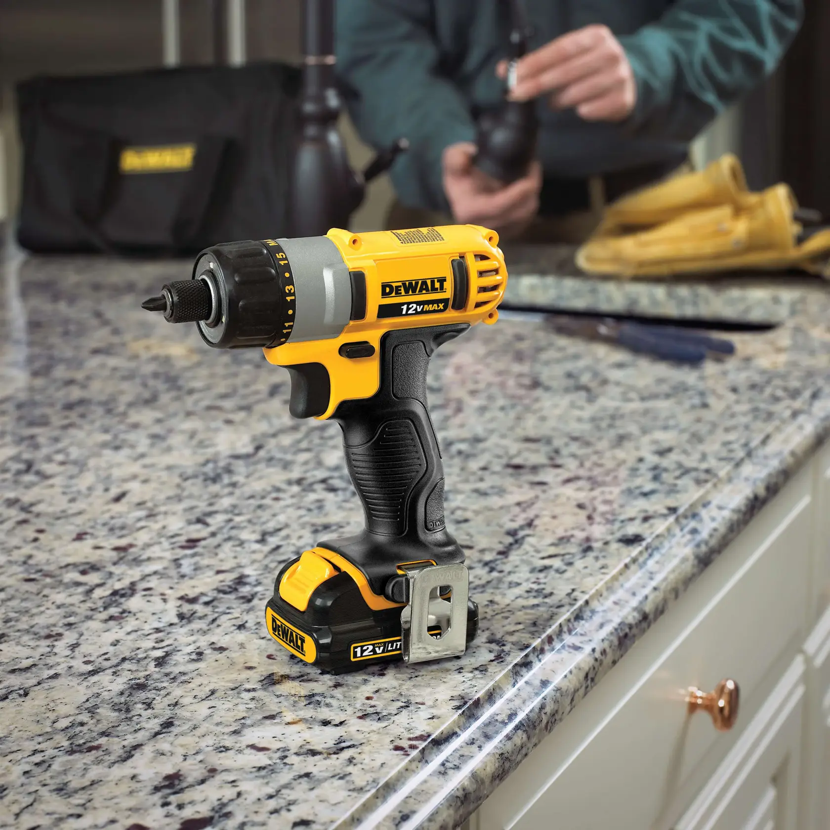 DEWALT® 12V MAX* 1/4 in Screwdriver Kit