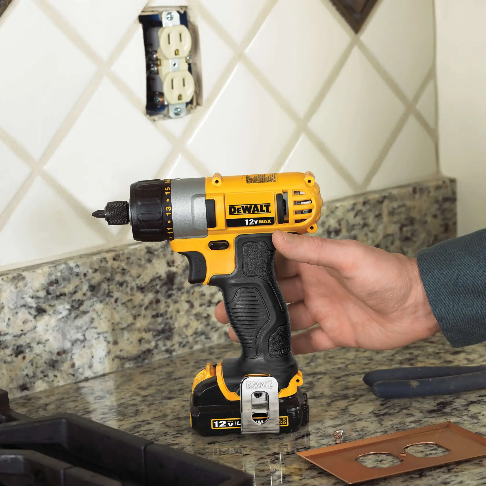 DEWALT® 12V MAX* 1/4 in Screwdriver Kit