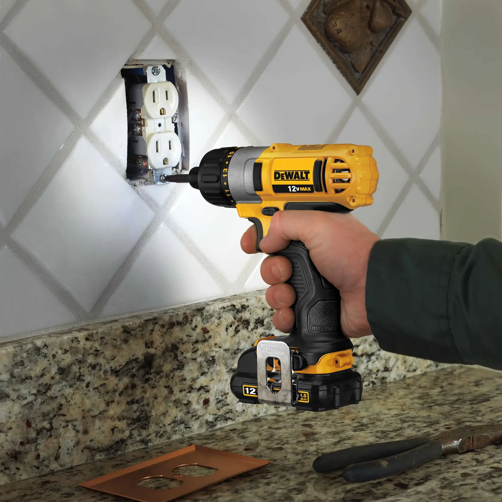 DEWALT® 12V MAX* 1/4 in Screwdriver Kit