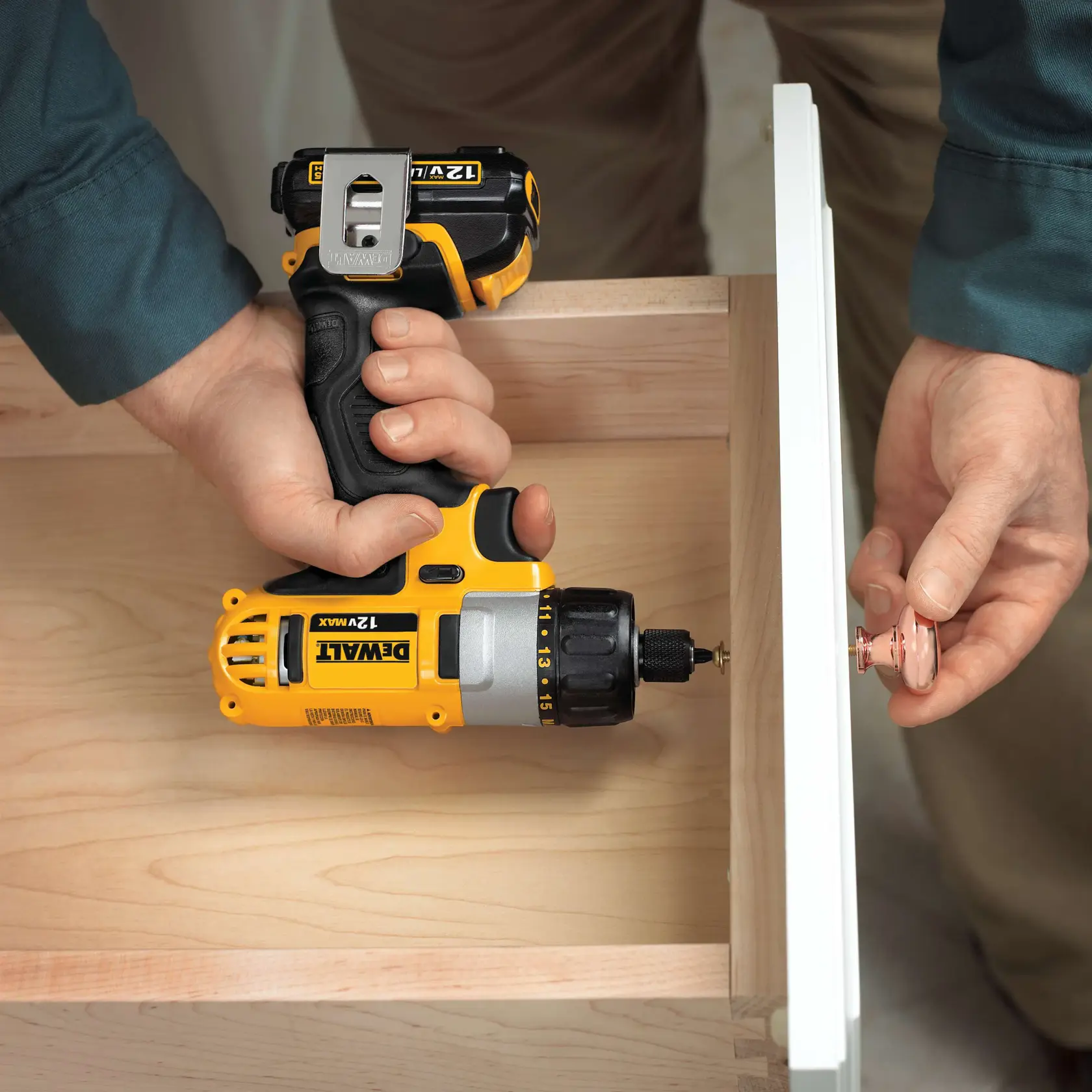 DEWALT® 12V MAX* 1/4 in Screwdriver Kit