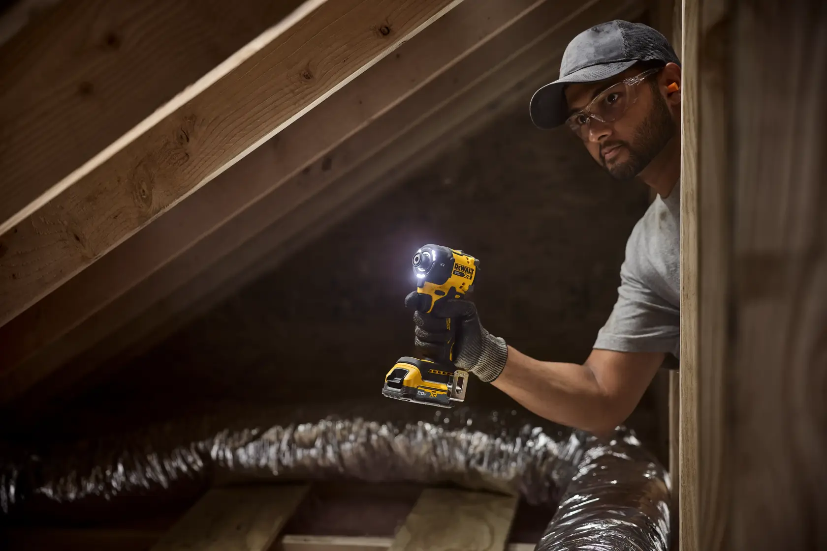 20V MAX* XR® Brushless Cordless 1/4 in. Quiet Hydraulic Impact Driver in Flashlight Mode