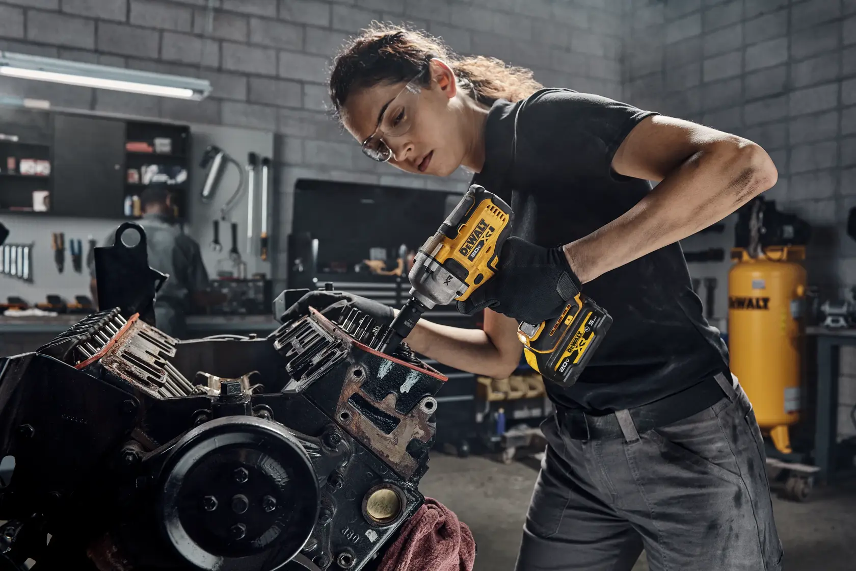 DEWALT® 20V MAX* XR® 1/2-in. Mid-Range Impact Wrench with Hog Ring Anvil and Oil-Resistant Batteries Kit