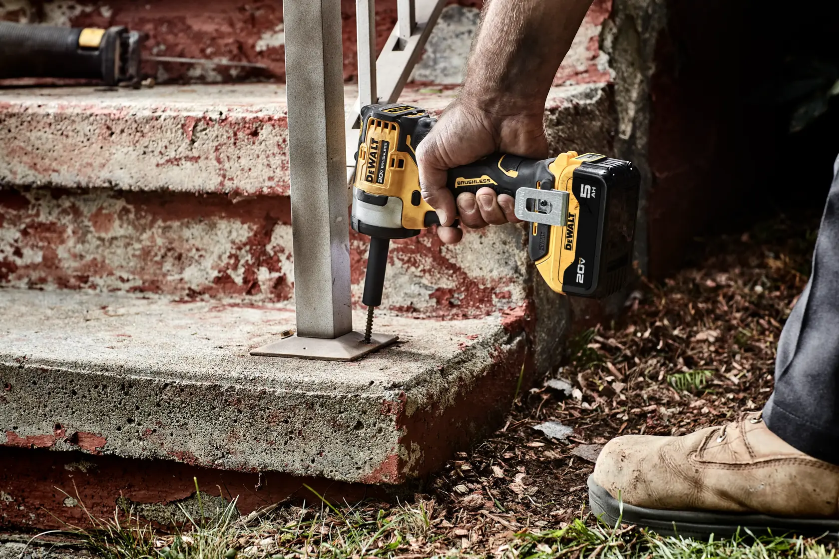 DEWALT® 20V MAX* 1/2-in. Cordless Impact Wrench with Hog Ring Anvil Kit