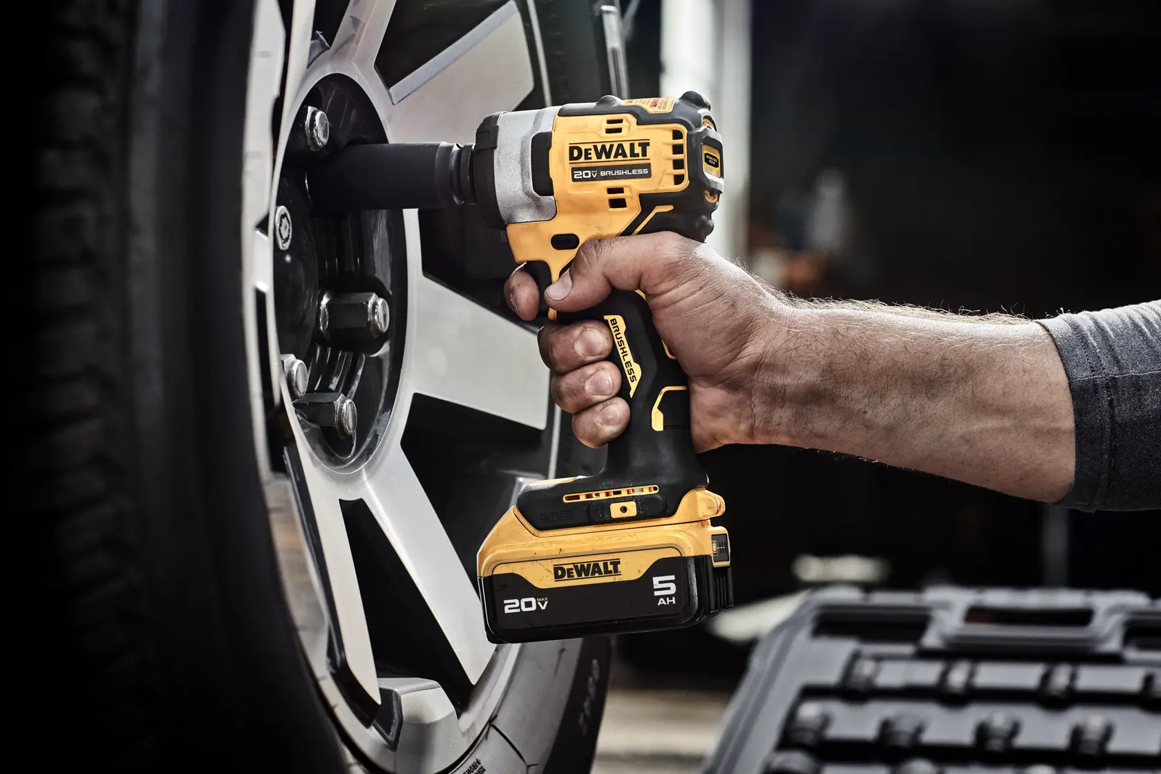 DEWALT® 20V MAX* 1/2-in. Cordless Impact Wrench with Hog Ring Anvil Kit