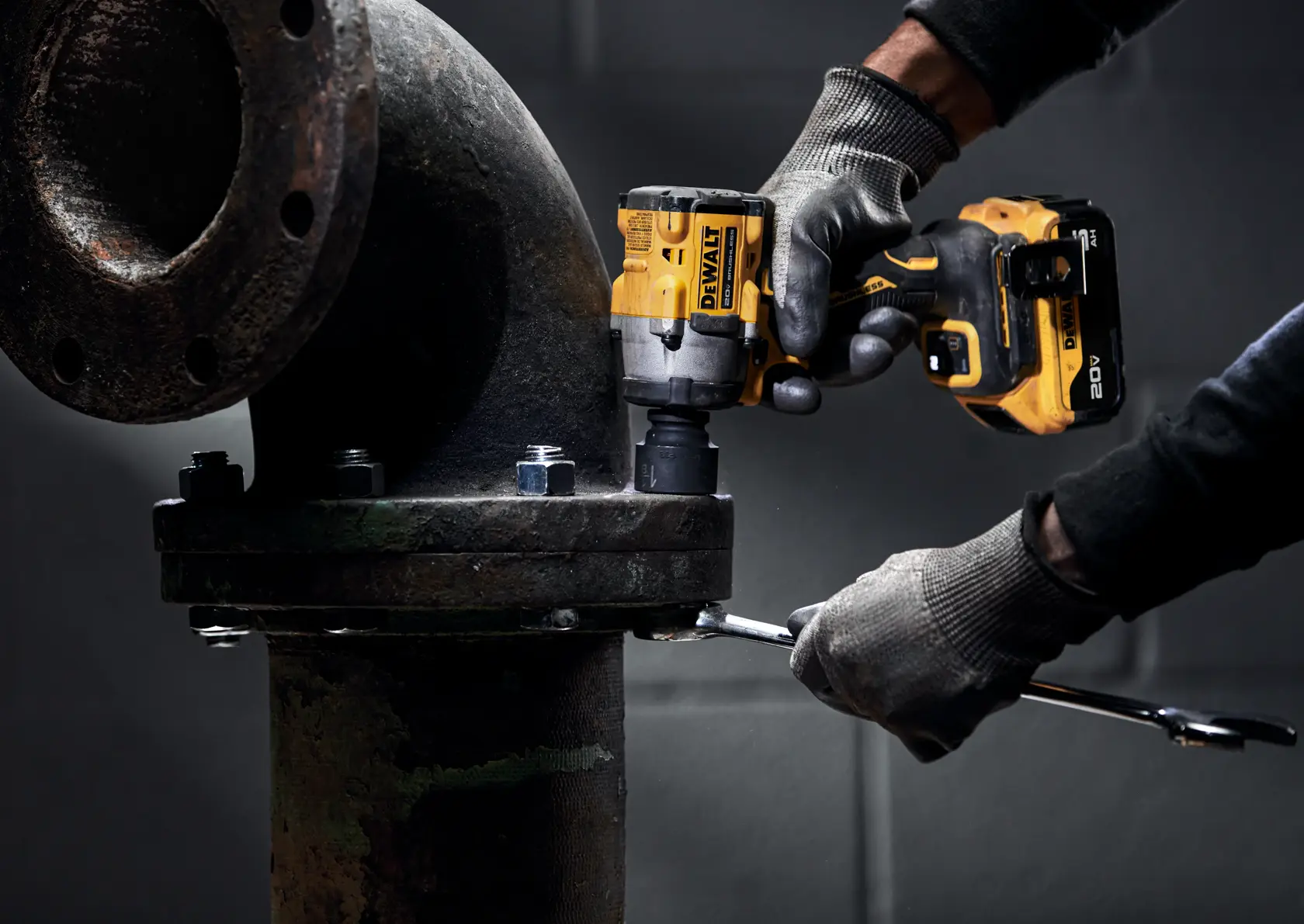 DEWALT® ATOMIC 20V MAX* 1/2-in. Cordless Impact Wrench with Hog Ring Anvil Kit