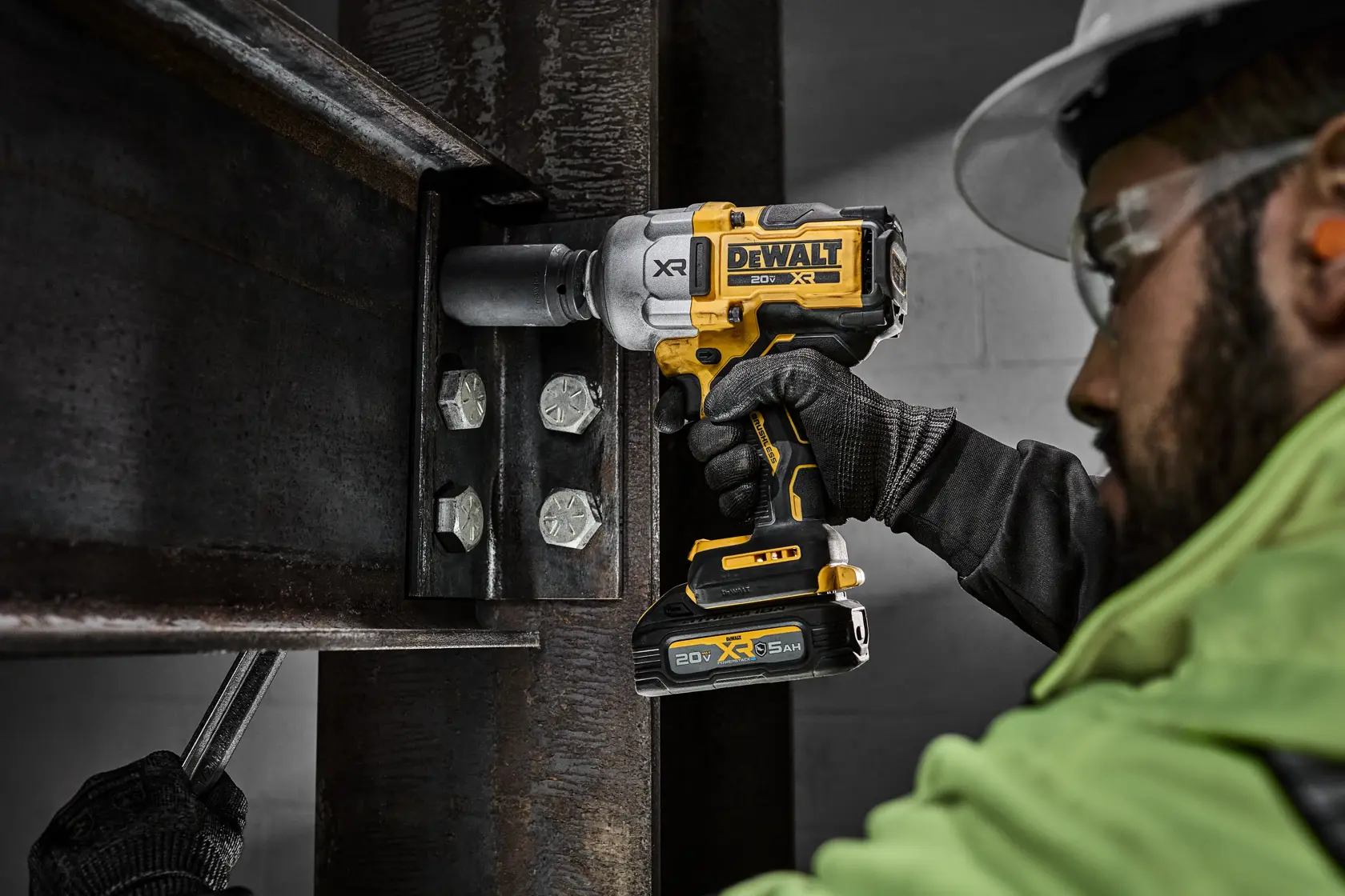 DEWALT 20V MAX XR® High Torque 3/4“ Impact Wrench Removing Bolt