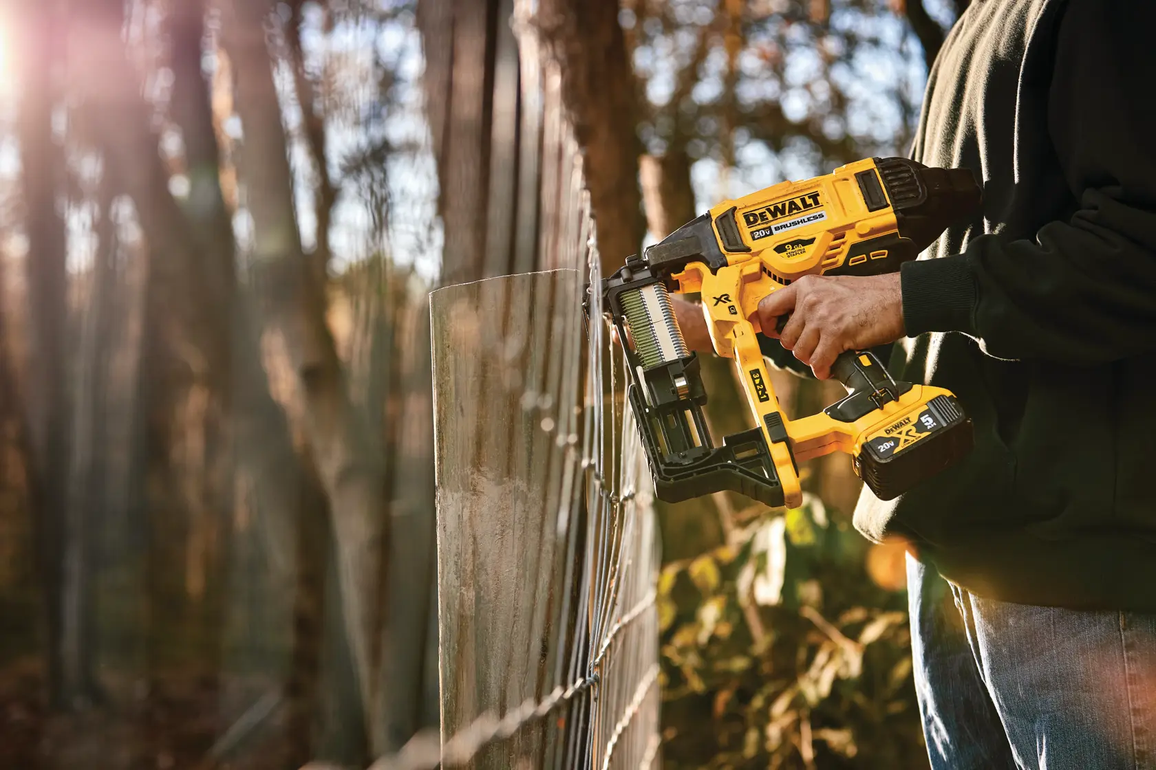 DEWALT® 20V MAX* XR 9 GA Cordless Fencing Stapler Kit