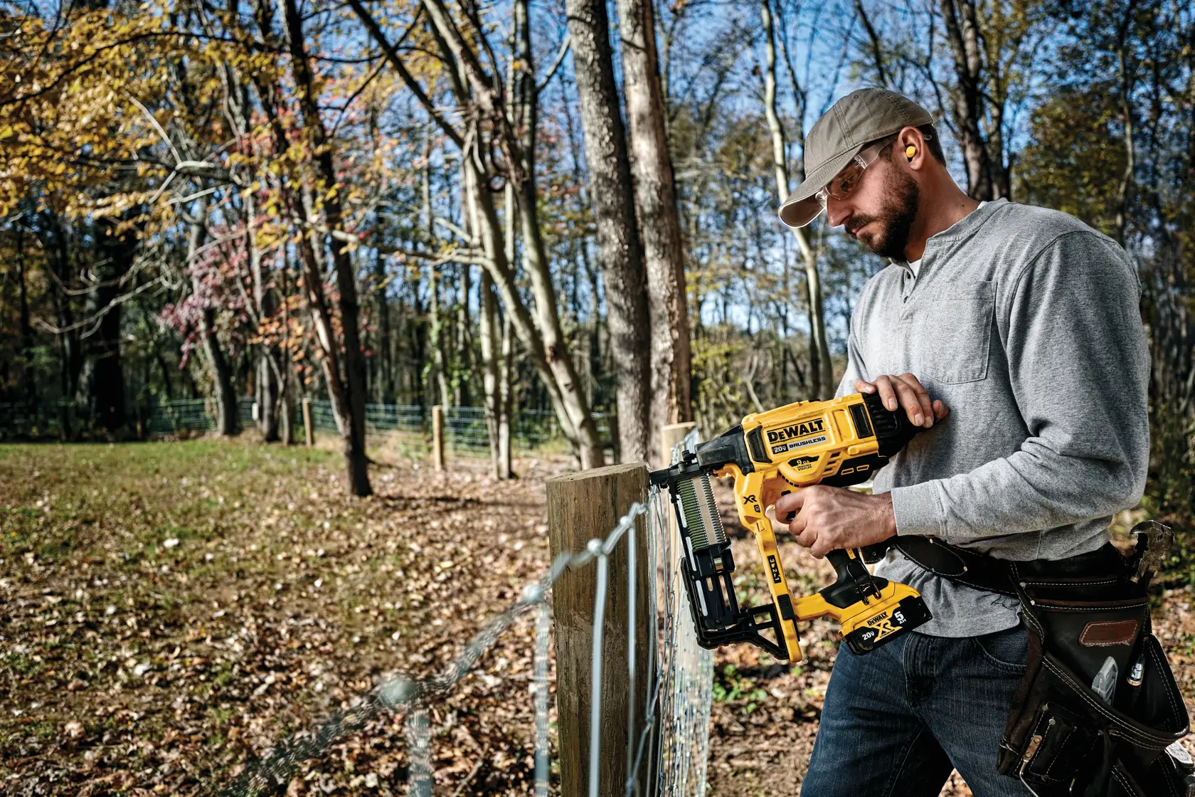 DEWALT® 20V MAX* XR 9 GA Cordless Fencing Stapler Kit