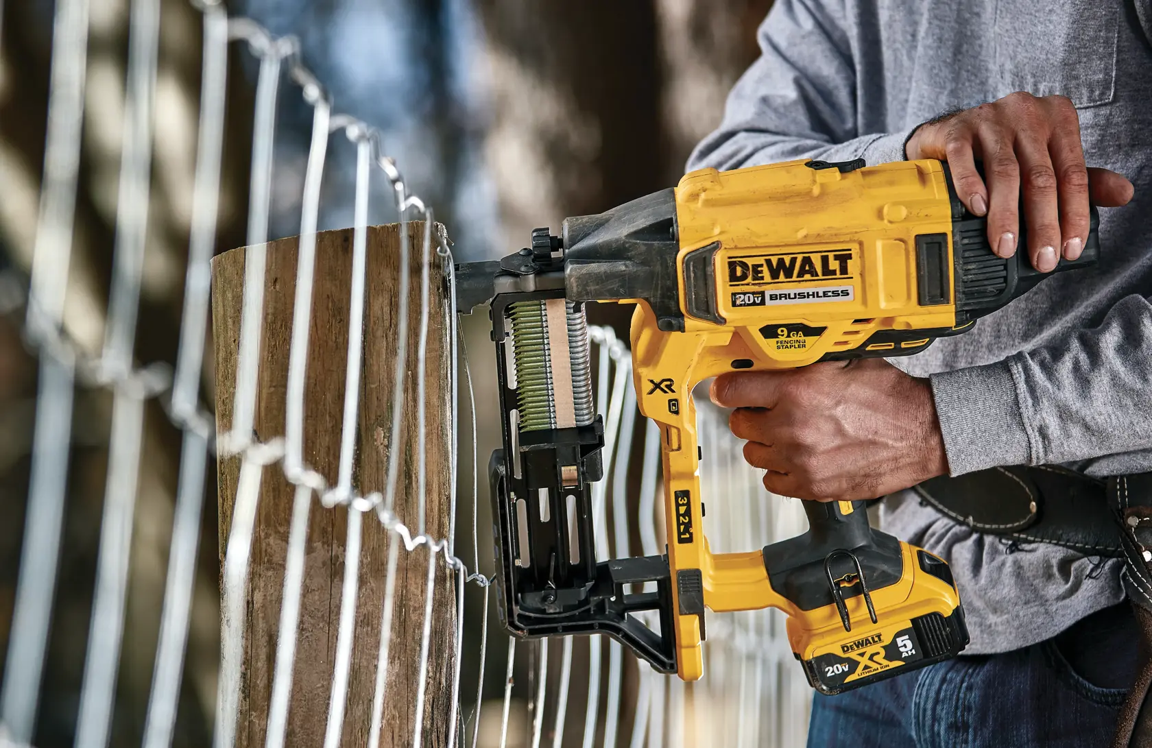 DEWALT® 20V MAX* XR 9 GA Cordless Fencing Stapler Kit