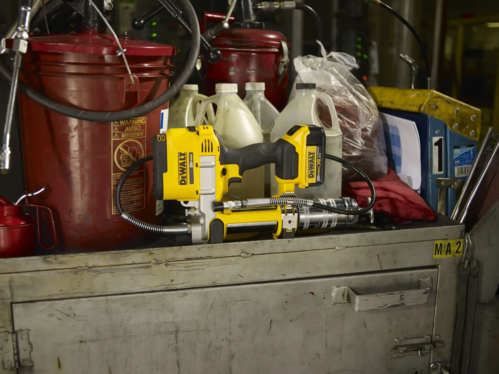 DEWALT® 20V MAX* Grease Gun Kit