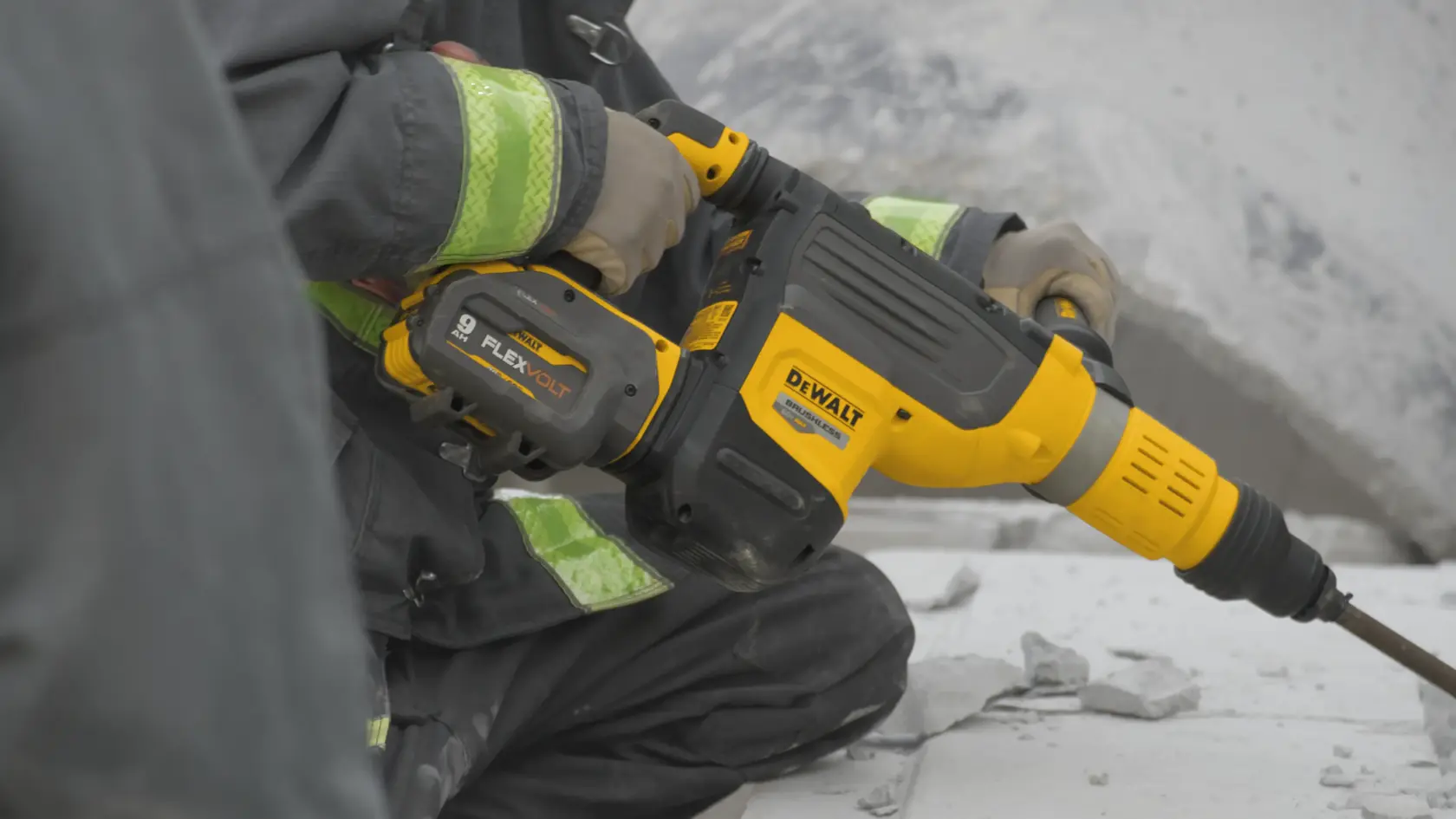 DEWALT® FLEXVOLT 60V MAX* 2-in. (50mm) Brushless Cordless SDS MAX Combination Rotary Hammer with (2) 9.0 Ah Batteries and Charger