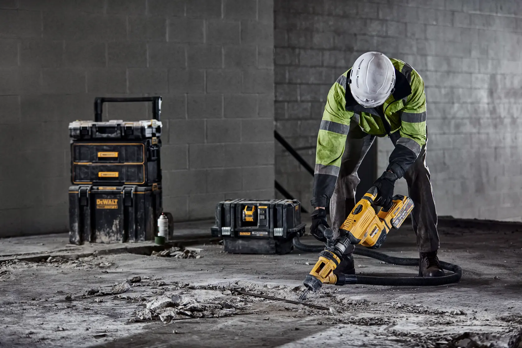 DEWALT® FLEXVOLT 60V MAX* Cordless 15 lb. 3/4-in. (19mm) SDS Max Chipping Hammer with (1) 9.0 Ah Battery and Charger