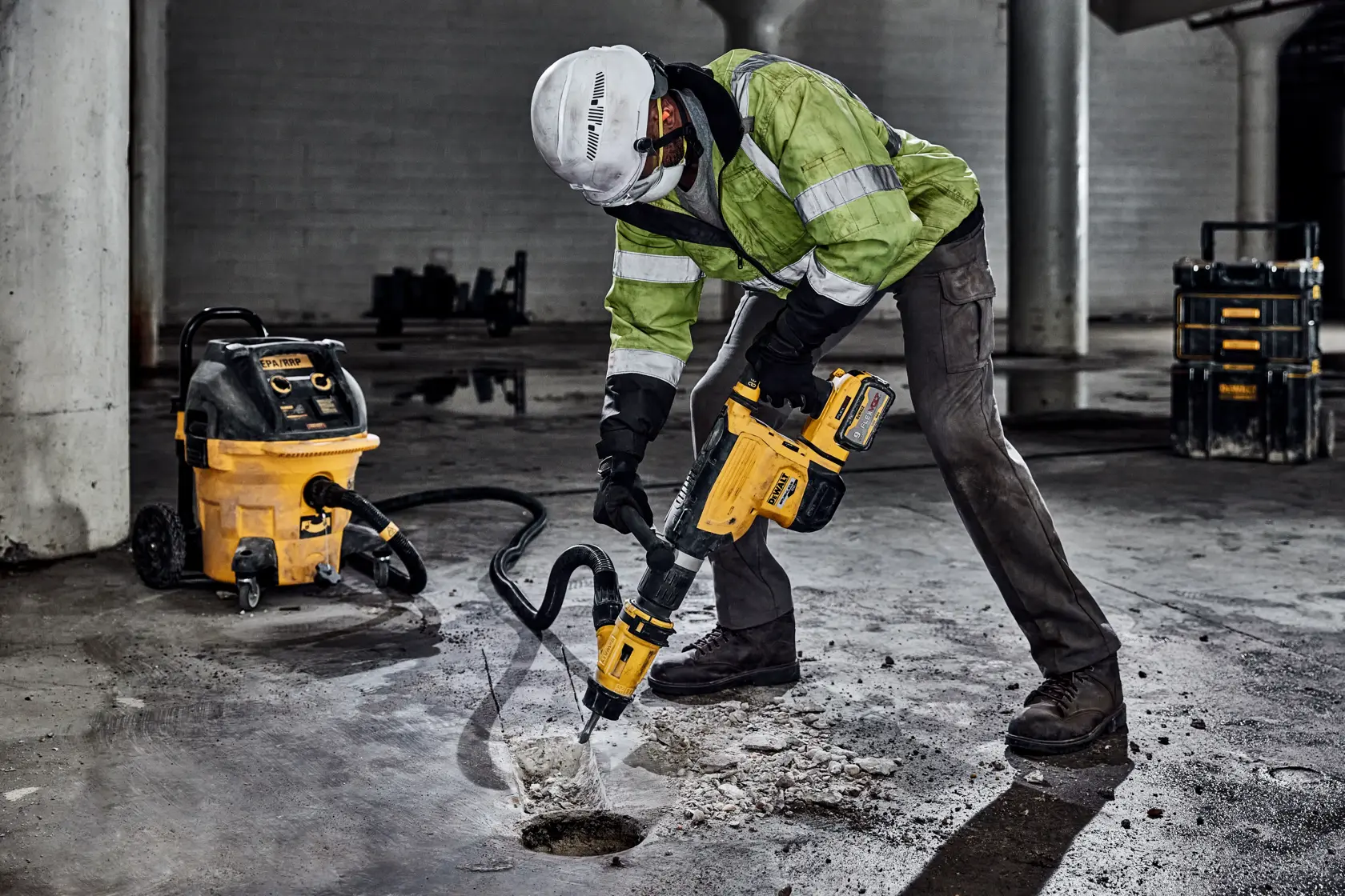 DEWALT® 60V MAX* 22 lb Cordless SDS MAX Chipping Hammer Kit