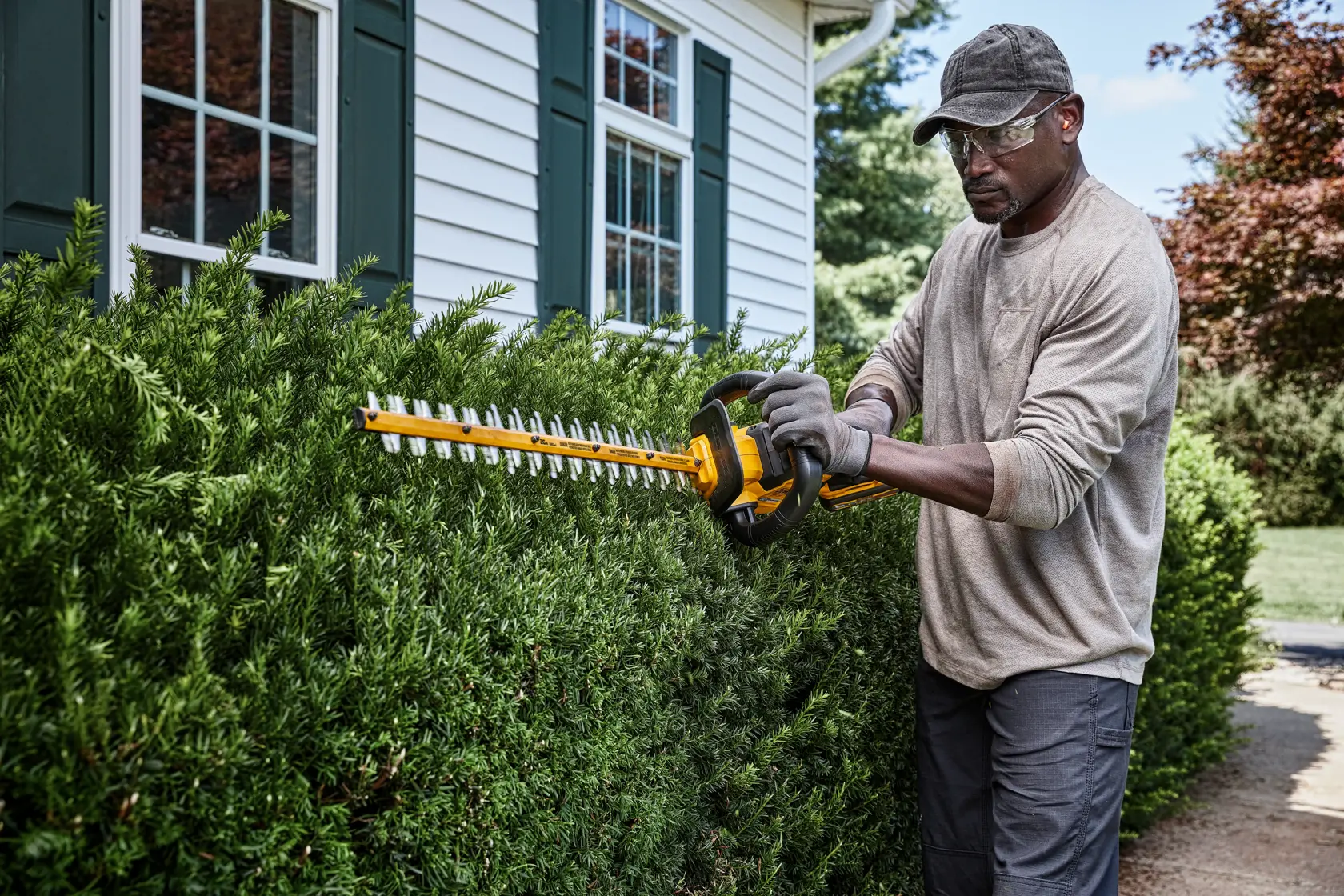 DEWALT® 60V MAX* 26-in. Brushless Cordless Hedge Trimmer Kit