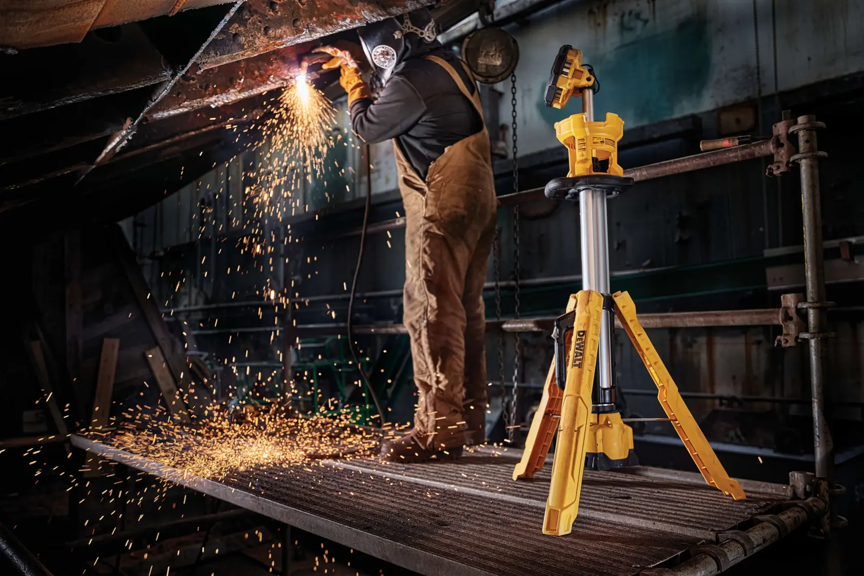 DEWALT® 20V MAX* LED Work Light and Tripod Kit