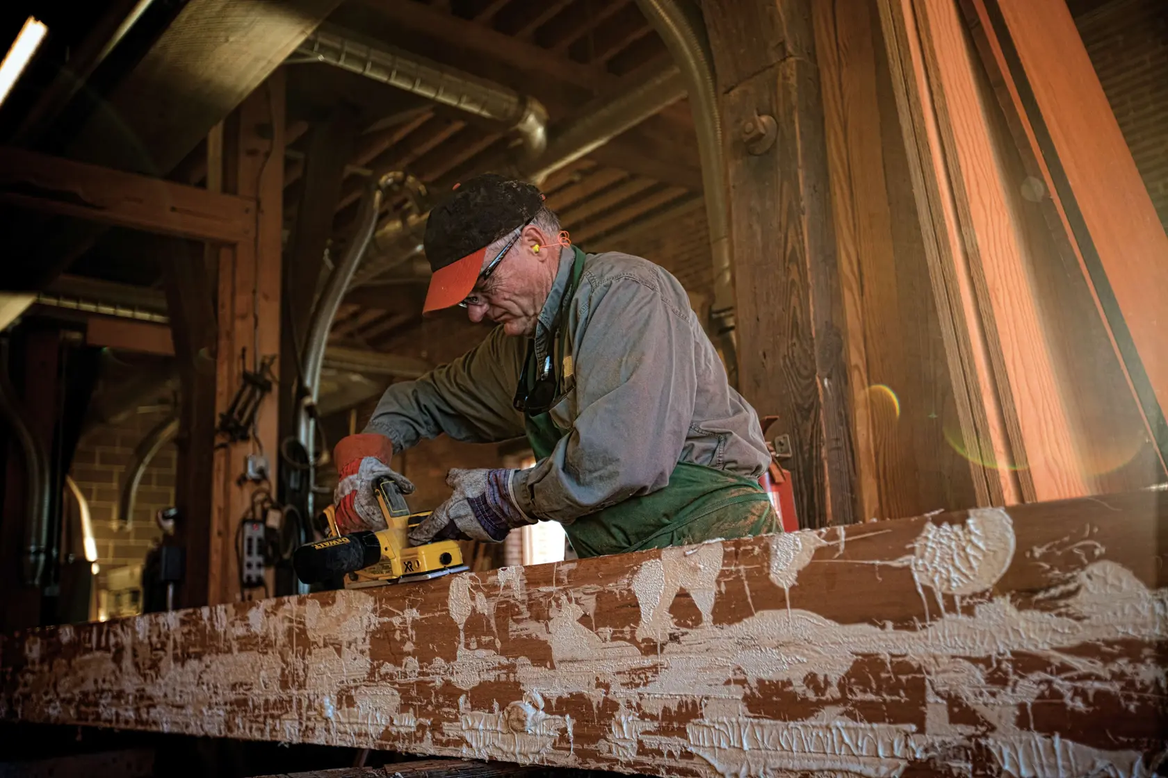   Brushless cordless planer being used by a person for edge chamfering.rn
