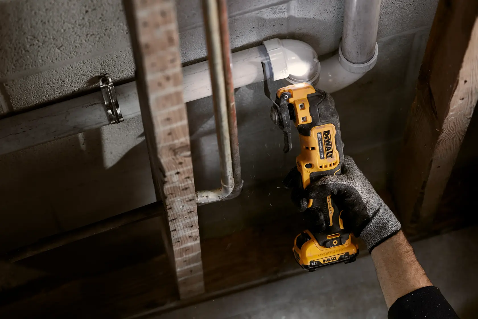 DEWALT® XTREME™ 12V MAX* Brushless Cordless Oscillating Tool Kit