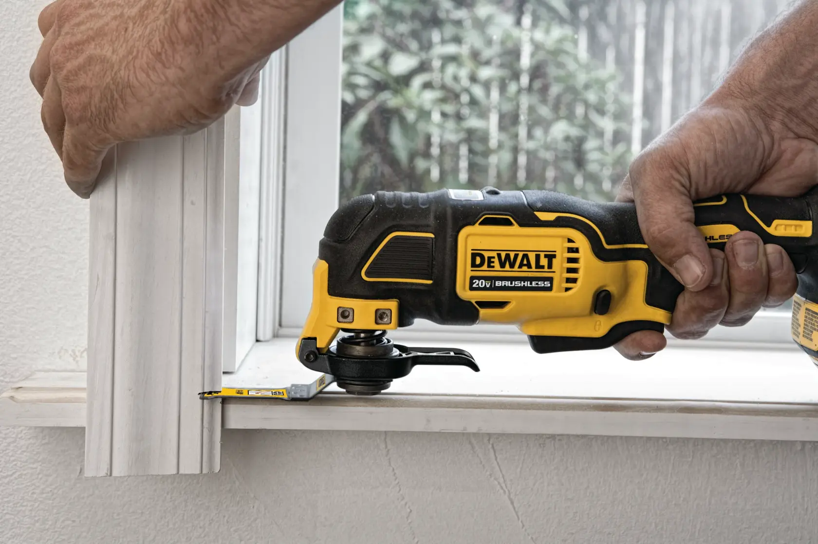 DEWALT® ATOMIC 20V MAX* Brushless Cordless Oscillating Multi-Tool Kit