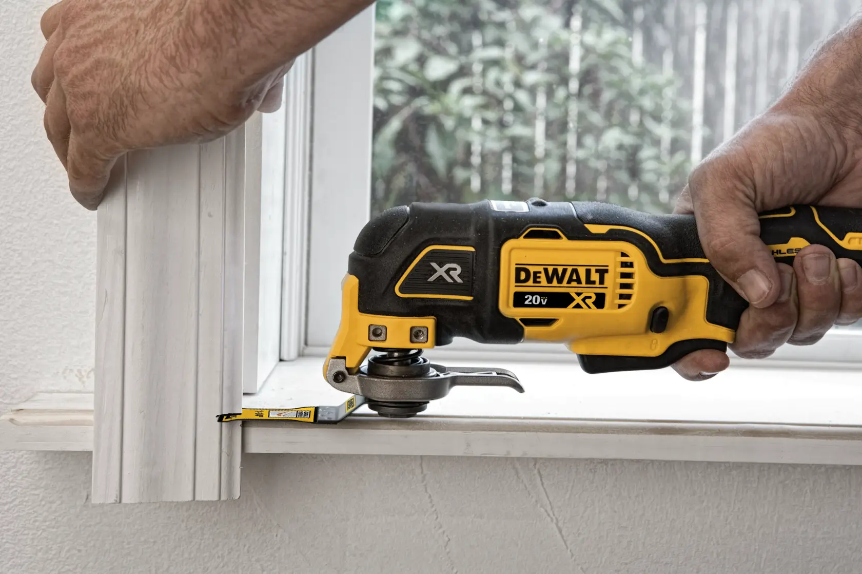 DEWALT® 20V MAX* XR® Brushless Cordless 3-Speed Oscillating Multi-Tool Kit (2.0 Ah Battery)