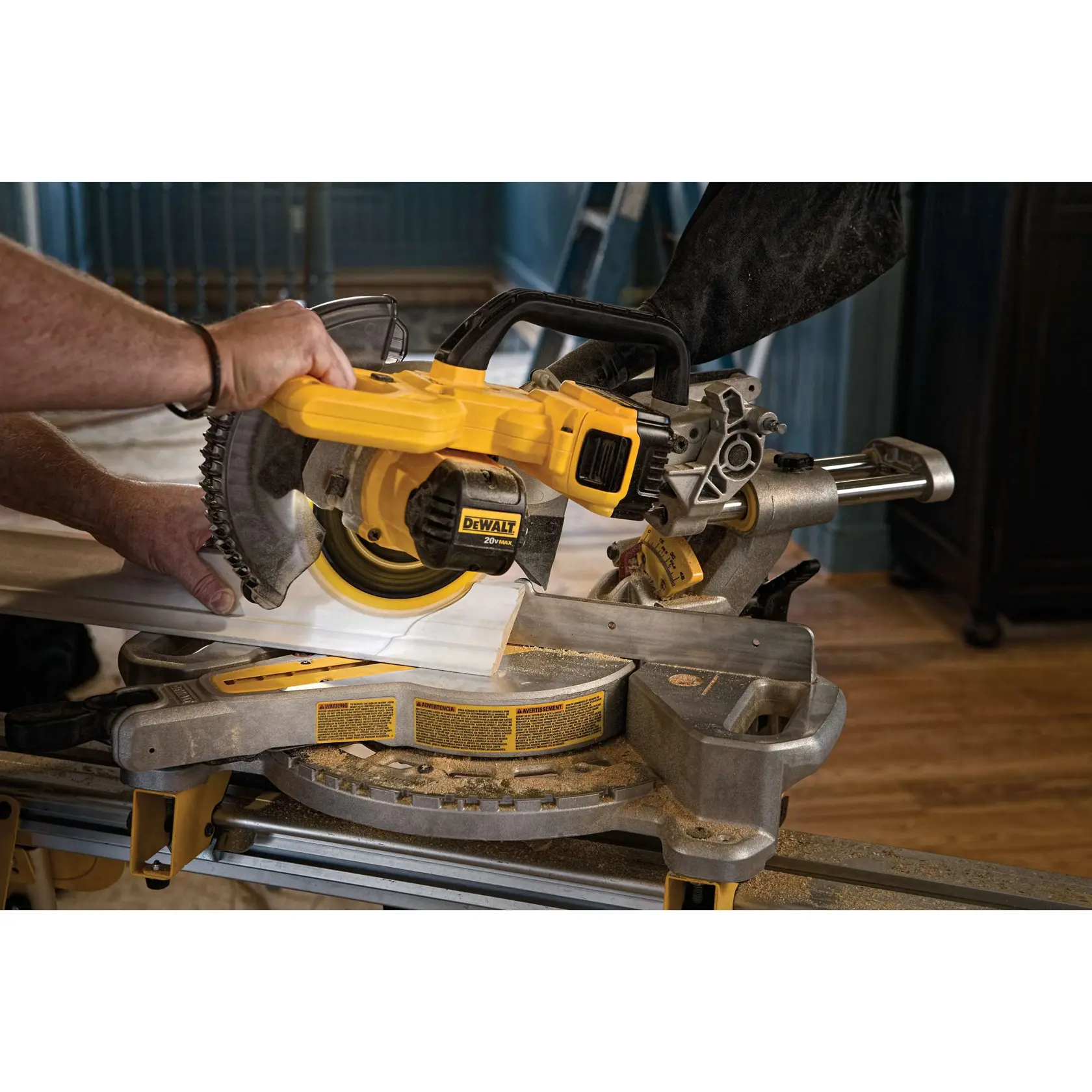 DEWALT® 20V MAX* 7-1/4-in. Sliding Miter Saw Kit