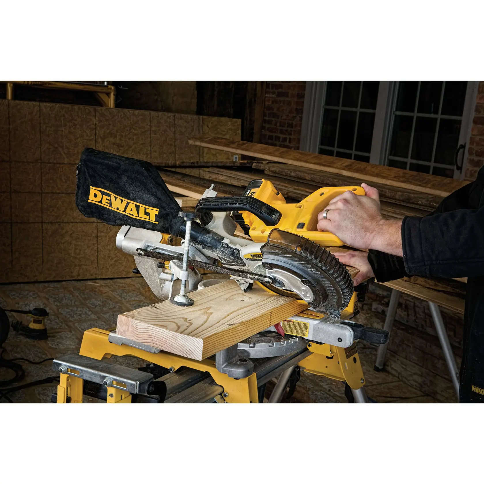 DEWALT® 20V MAX* 7-1/4-in. Sliding Miter Saw Kit