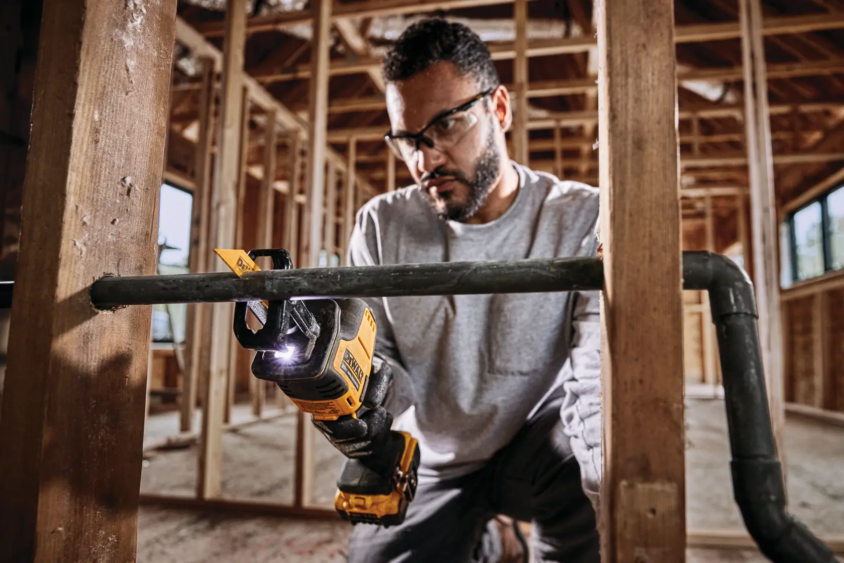 DEWALT® 20V MAX* ATOMIC™ Cordless One-Handed Reciprocating Saw Kit