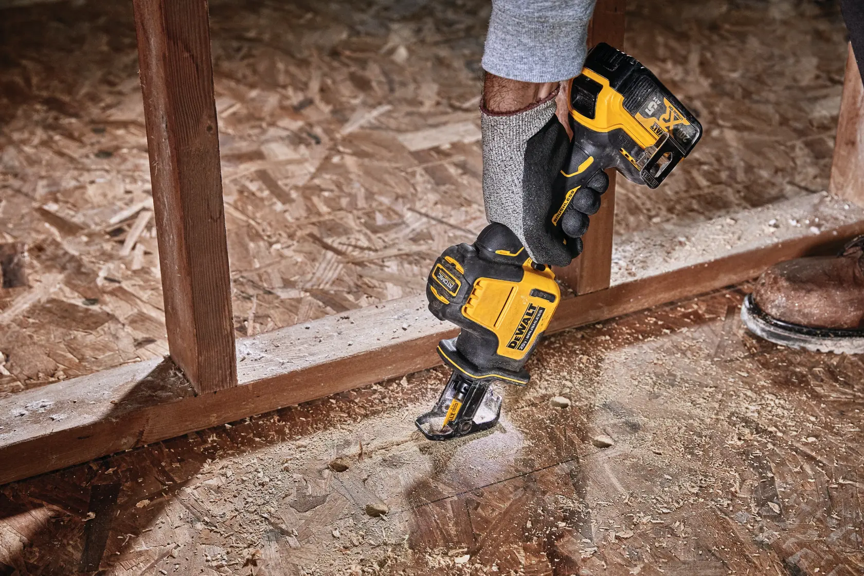 DEWALT® 20V MAX* ATOMIC™ Cordless One-Handed Reciprocating Saw Kit