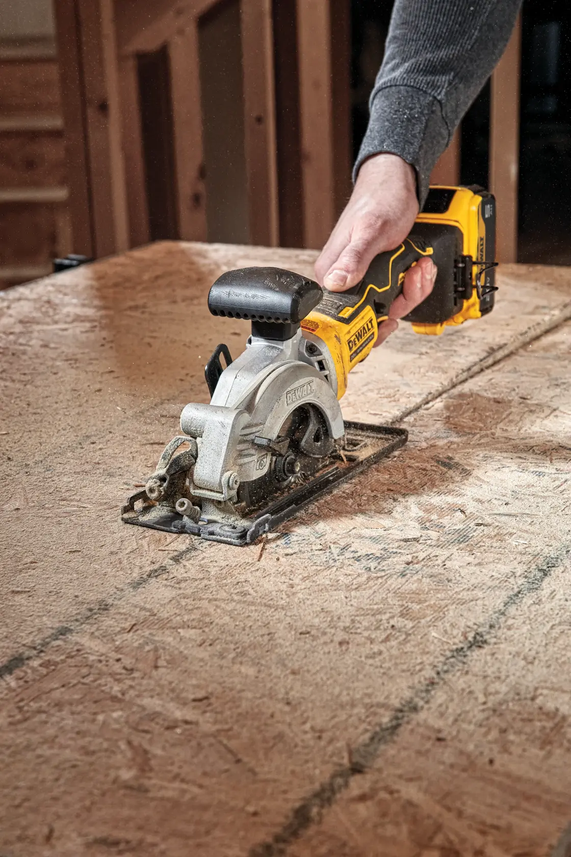 ATOMIC brushless cordless circular saw cutting wooden plank.