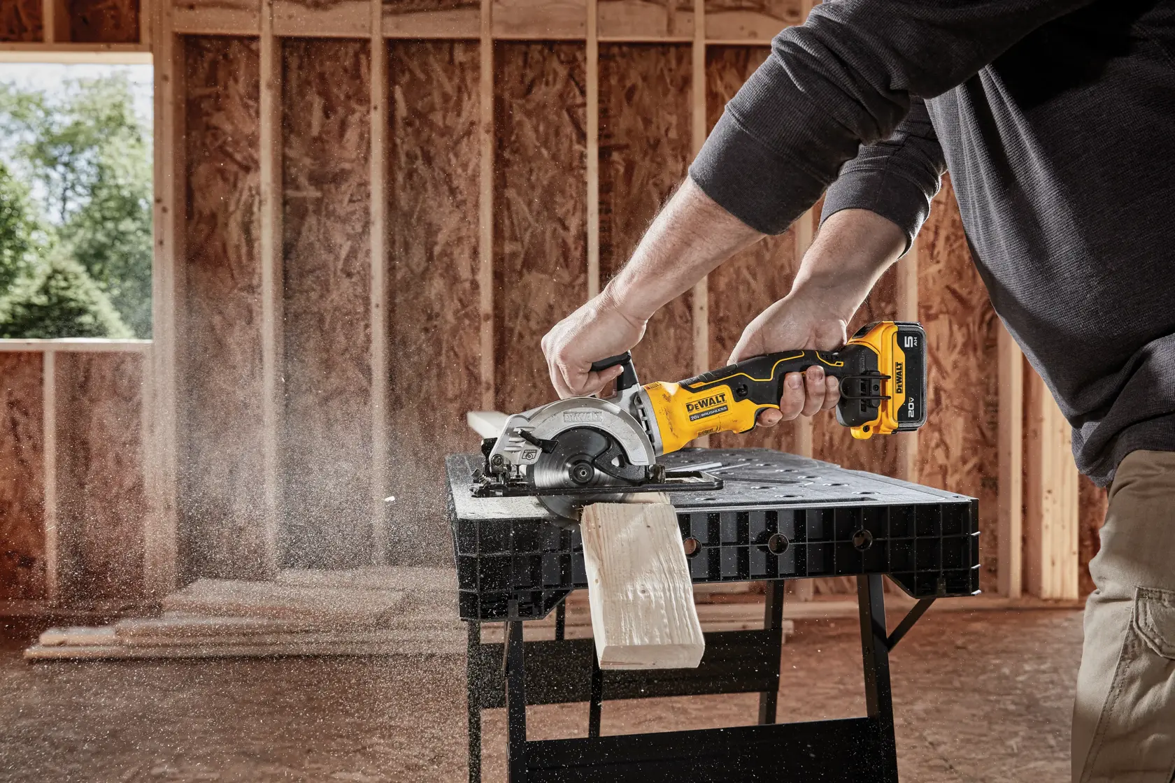 DEWALT® 20V MAX* ATOMIC™ Brushless Cordless 4-1/2-in (114-mm) Circular Saw (Tool Only)