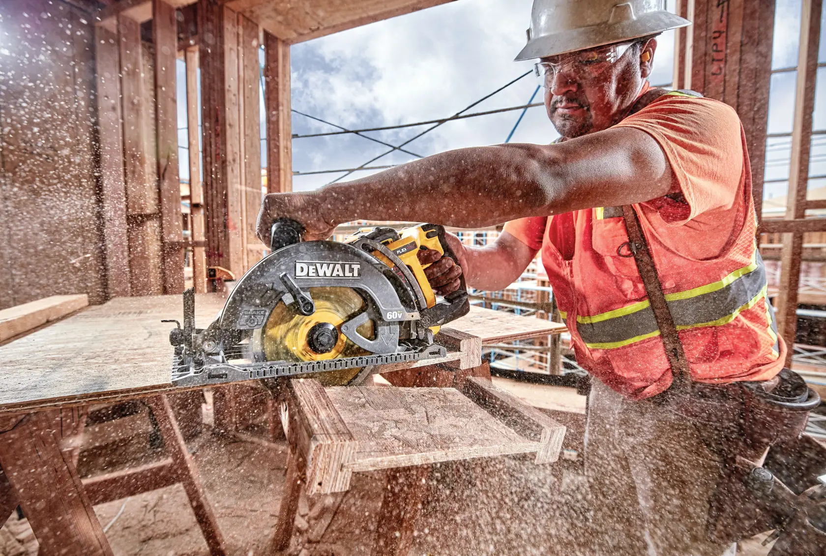 FLEXVOLT cordless worm drive style saw in action.