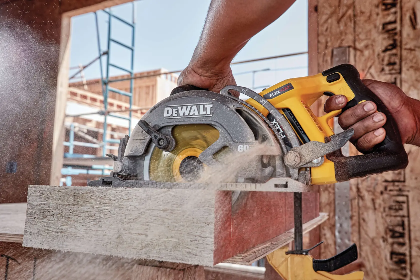 FLEXVOLT cordless worm drive style saw 9.0 AMP hours battery kit cutting wooden block.