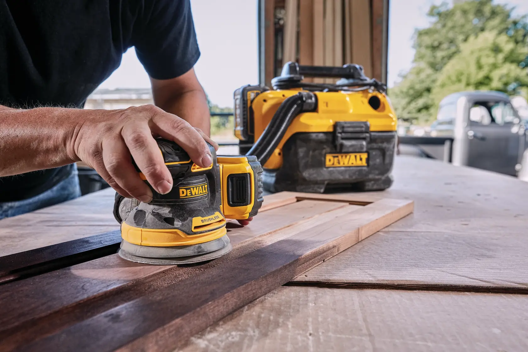 DEWALT® 20V MAX* XR® Brushless 5-in. Cordless Variable Speed Random Orbital Sander Kit (5.0 Ah Battery)