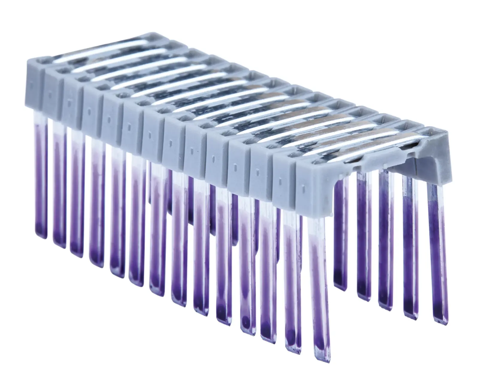 Close upof 1 inchinsulated cable staples.