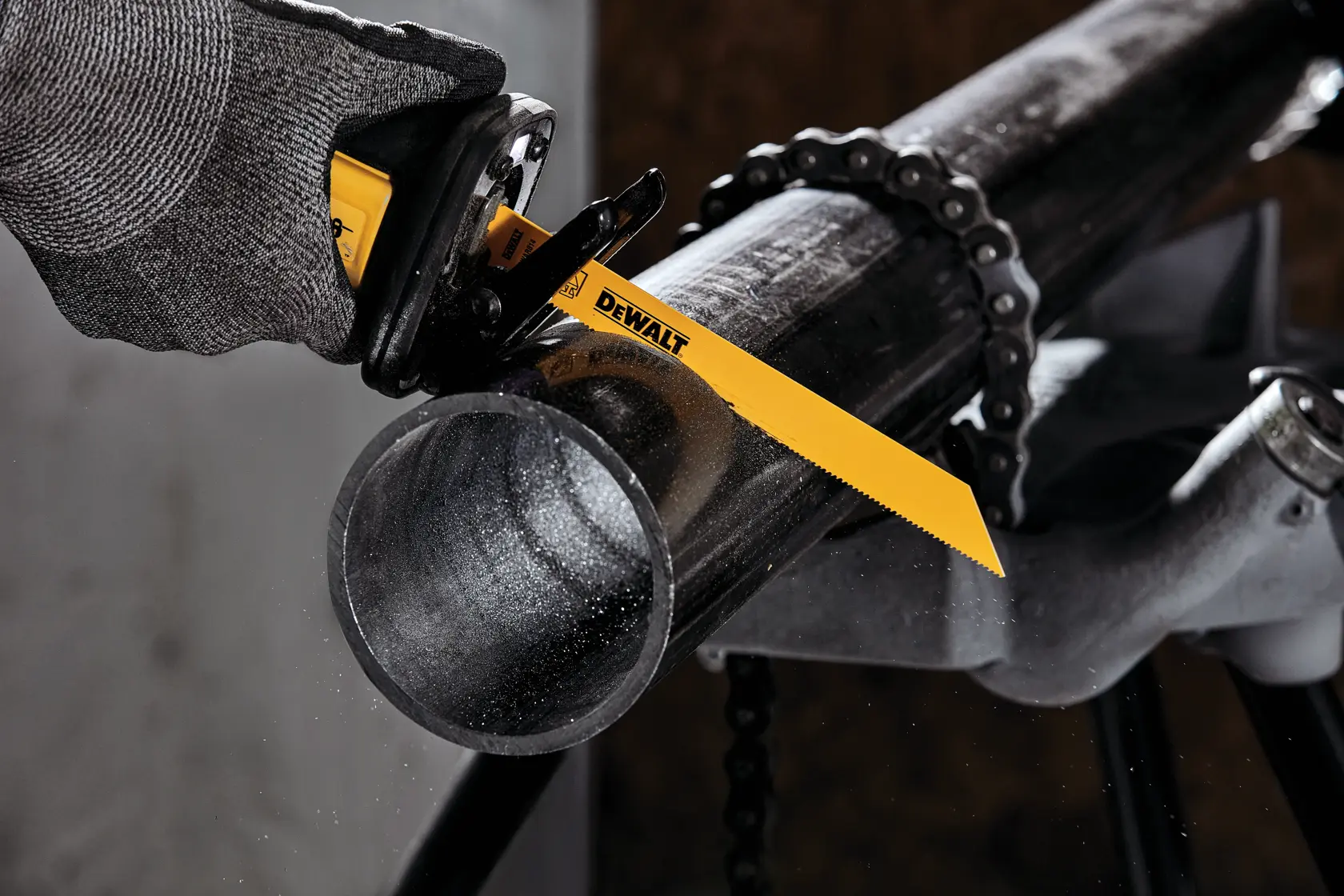 8 inch metal cutting bi metal reciprocating saw blades cutting metal pipe.