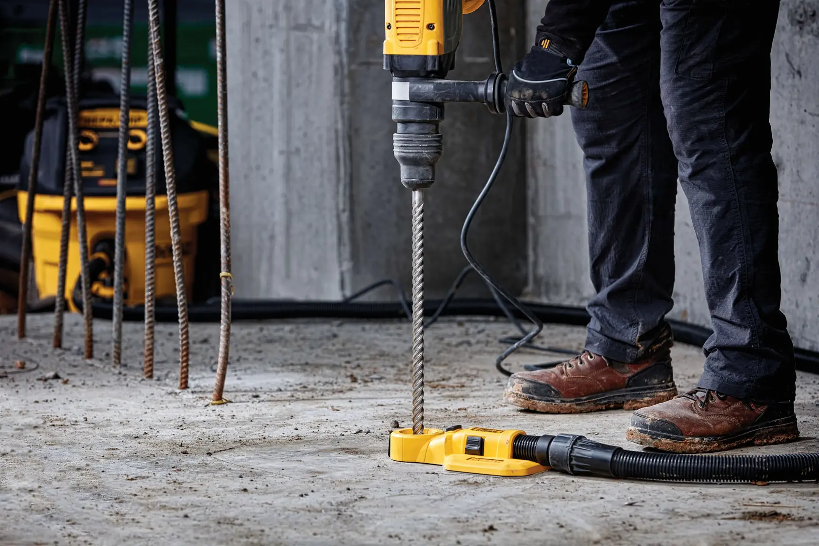 DEWALT® 1-1/8-in. x 24-in. x 29-in. High Impact 4 Cutter SDS Max