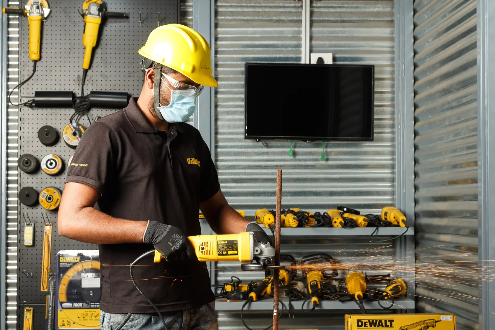 DEWALT® 5-in. (125mm) Medium Angle Grinder