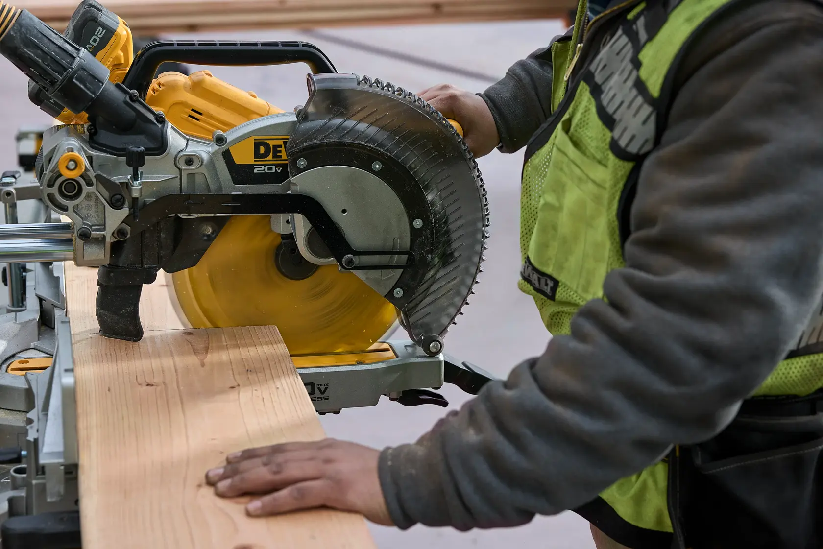 miter saw hooked up to vacuum 
