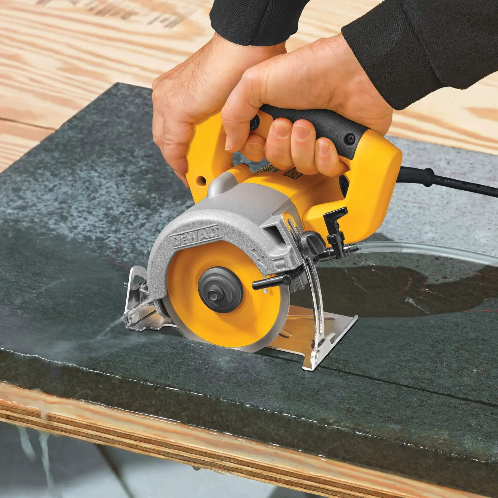 DEWALT® 4-3/8-in. Wet/Dry Handheld Tile Cutter