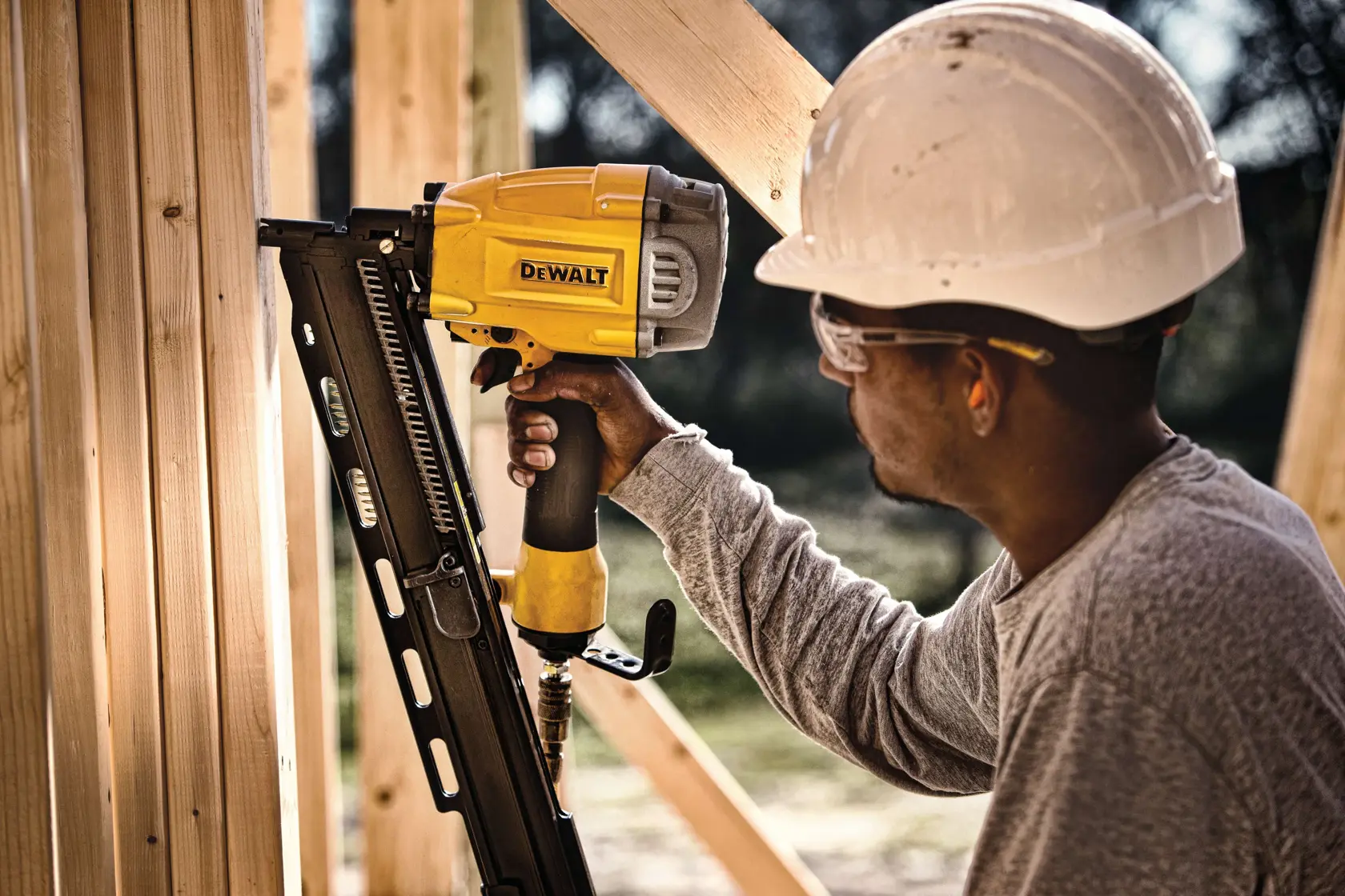 DEWALT® 21 Degree Plastic Round Head Framing Nailer